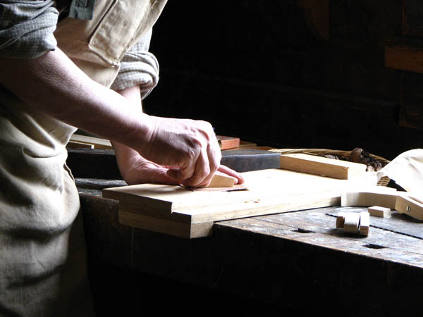 Nacemos de la influencia y formación  heredada en el sector de la <strong>carpintería de madera y ebanistería  en Villarejo de Salvanés.</strong>